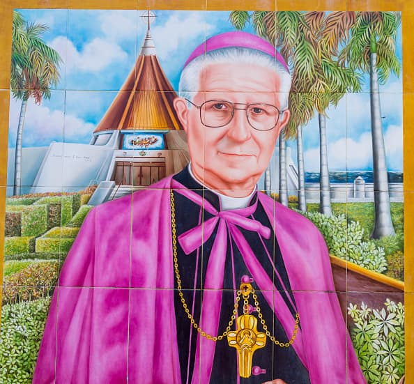 Un mural recuerda a monseñor Augustín Romero, el primer obispo cubano de Estados Unidos y quien fue rector de la Ermita.
<br>