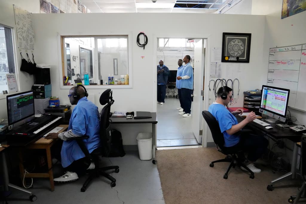 A medida que la transformación de San Quentin avanza, el debate sobre la eficacia de invertir recursos considerables en la reforma de prisiones en medio de desafíos económicos continuará generando discusión y división en el panorama político y social de California. En la foto, los hombres encarcelados Steven Rhashiyd Zinnamon, izquierda, y Tony Tafoy, derecha, trabajan en el estudio de podcasting Ear Hustle en la prisión estatal de San Quentin en San Quentin, California, el 17 de marzo de 2023.