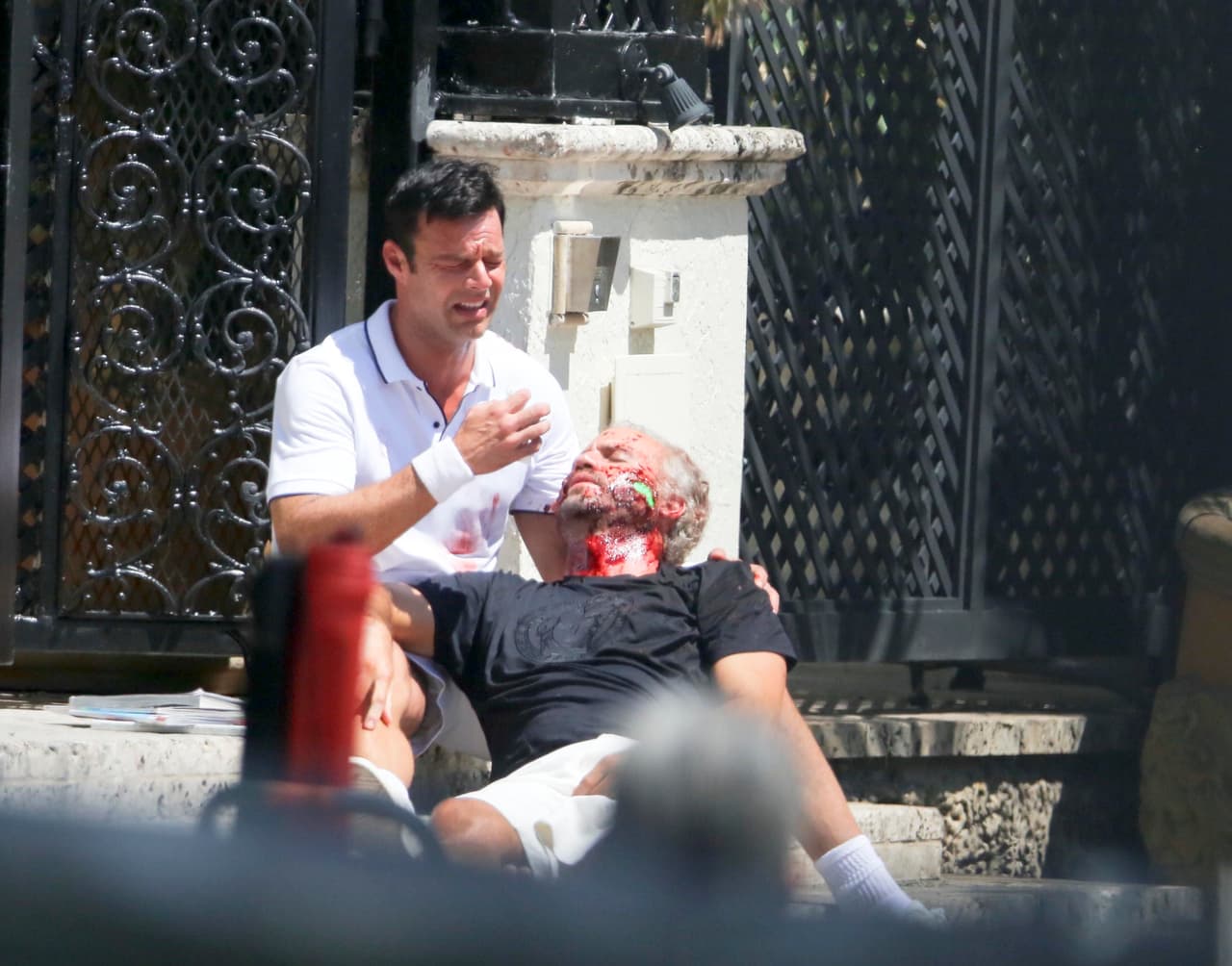Frente al portón de la mansión Versace en South Beach, hoy día transformada en 'The Villa Casa Casuarina', Ricky Martin y Edgar Ramírez trabajaron hasta conseguir una escena perfecta.