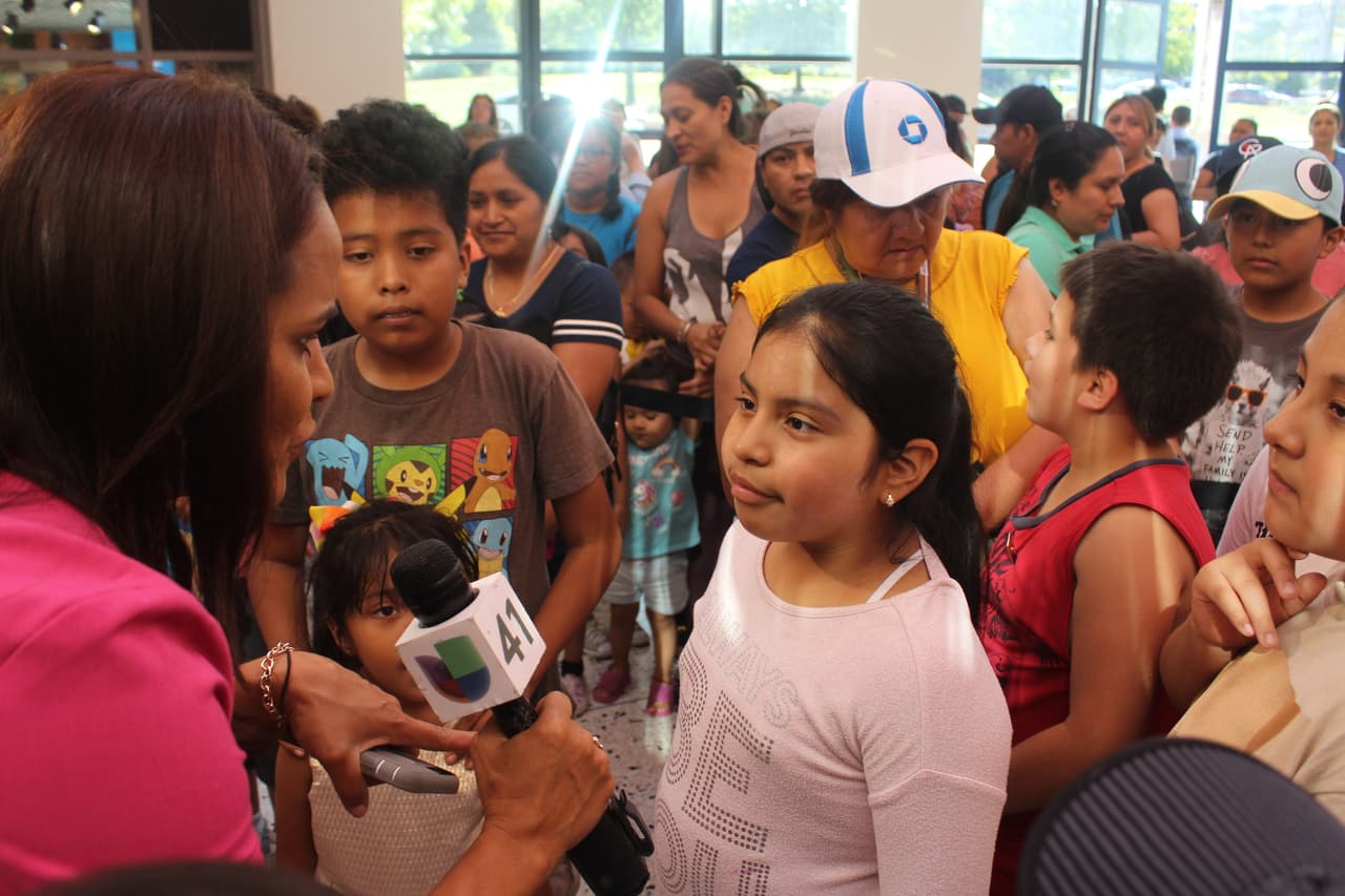Esperanza Ceballos habla con una niña