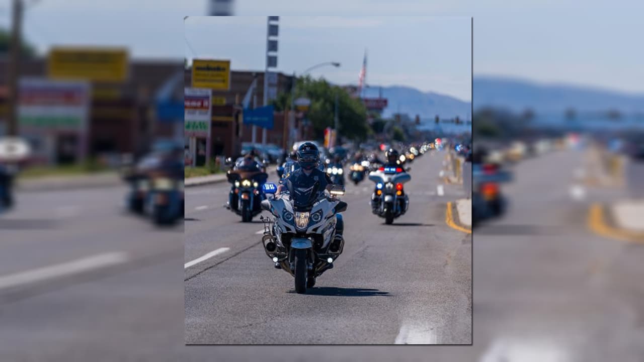 Está casado con una chilena, se conocieron en Salt Lake City y tienen tres hijos.