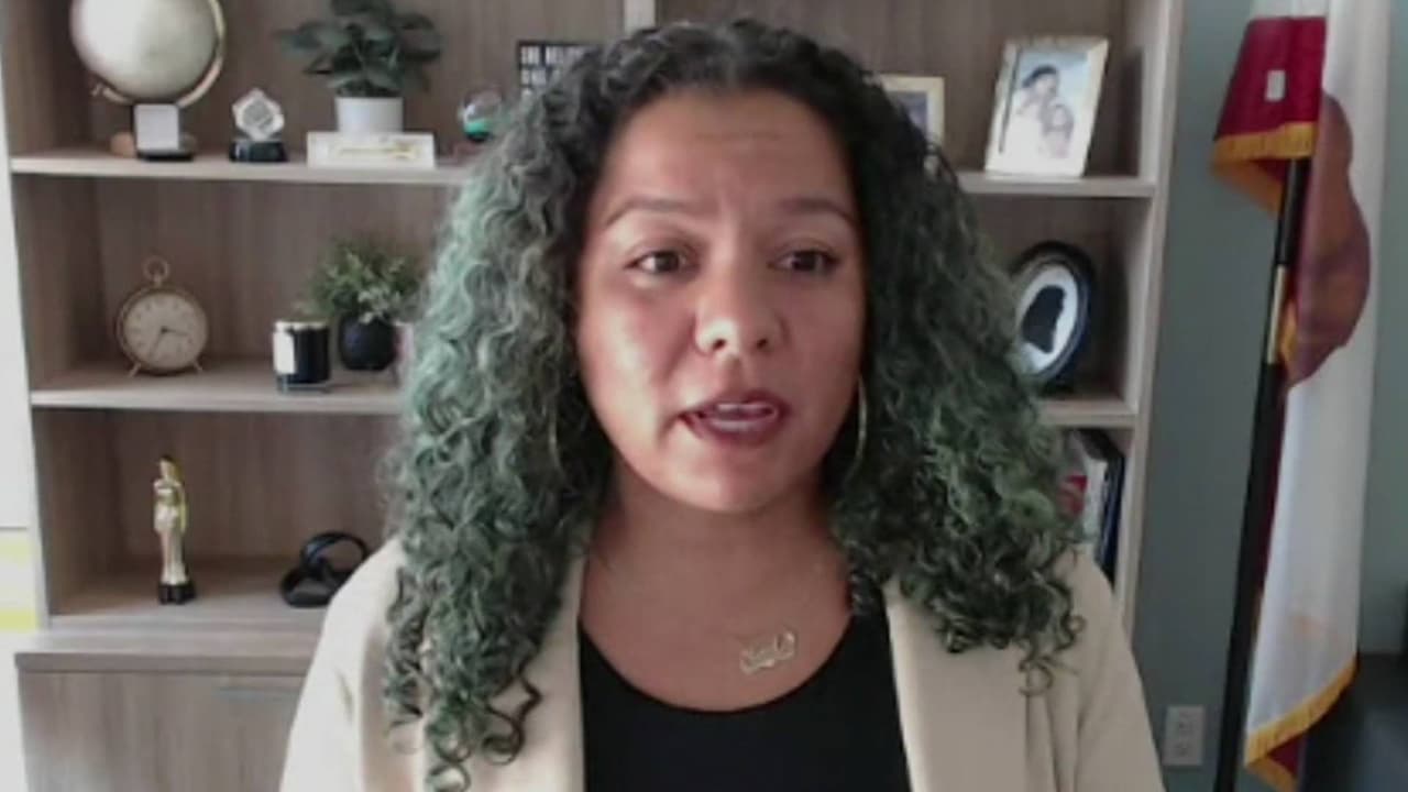 Impulsan apoyo psicológico gratuito para víctimas de violencia armada en California