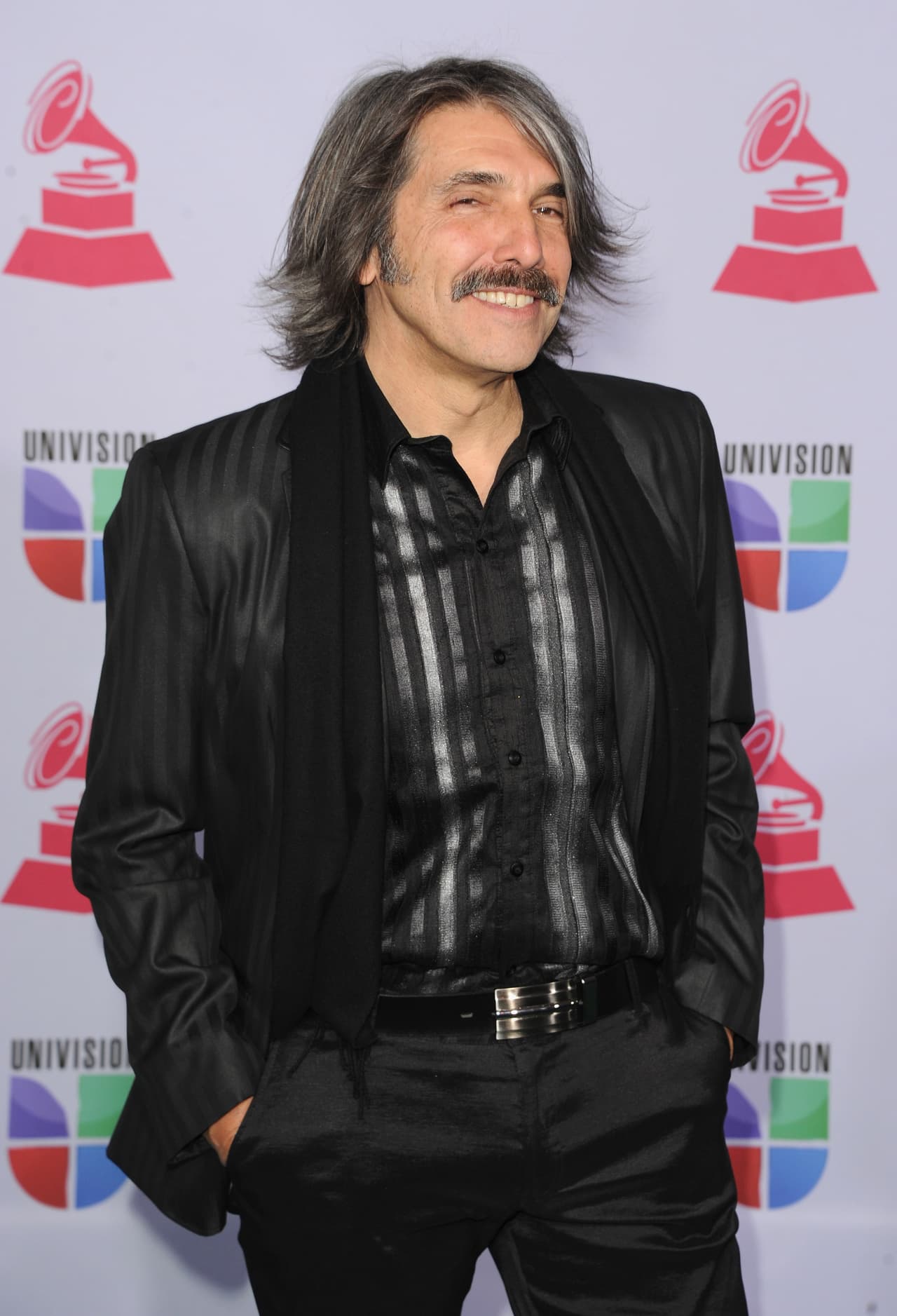 <b><a href="https://www.univision.com/famosos/murio-diego-verdaguer-cantante-productor-esposo-de-amanda-miguel">Diego Verdaguer, cantante </a></b>
<br>
<br>Verdaguer murió el 27 de enero por complicaciones del covid-19 a los 70 años. 
<br>
<br>Siendo tan solo un adolescente, Verdaguer encontró en la múscia su más grande pasión. Durante 45 años compartió su vida con la también cantante Amanda Miguel, con quien tuvo una hija, que seguiría los pasos de sus padres, llamada Ana Victoria, tras haber tenido a su primogénita María Gimena Boccadoro, en una relación anterior. “Con absoluta tristeza, lamentamos informar a todo su público y amigos, que nuestro querido Diego el día de hoy dejó su hermoso cuerpo, para continuar su camino y creatividad en otra forma de vida eterna… toda la familia estamos sumergidos en este dolor, por lo que apreciamos su comprensión en estos momentos tan difíciles”, escribió su familia en redes sociales. 
<br>
<br>