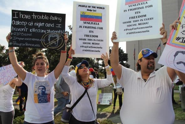 Pese a las distancias y tráfico característico de Los Ángeles, cientos de Venezolanos se unieron a la campaña mundial #SOSVenezuela para apoyar a todo el pueblo venezolano tras 10 días de protestas continuas en dicho país. A la manifestación se unieron guatemaltecos, peruanos, brasileños, libaneses, americanos y muchas otras nacionalidades que hacen vida en la Cosmopolita ciudad del oeste del país. Consignas, cantos y la familiaridad característica venezolana recibieron apoyo de los transeúntes en los alrededores del edificio Federal ubicado en la avenida Wilshire.