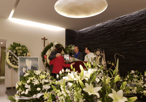 En punto de las 7:30 de la noche del 28 de febrero comenzó el último adiós a Rogelio Guerra en una conocida funeraria de la Ciudad de México. Los dolientes se dieron cita en la capilla 5, que quedó chica ante una concurrencia inundada de amor y de recuerdos.