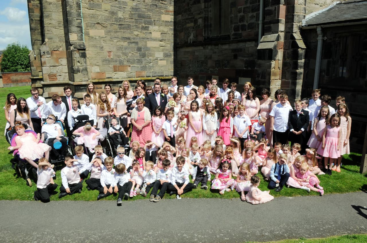 Renueva sus votos al lado de 111 damas de honor