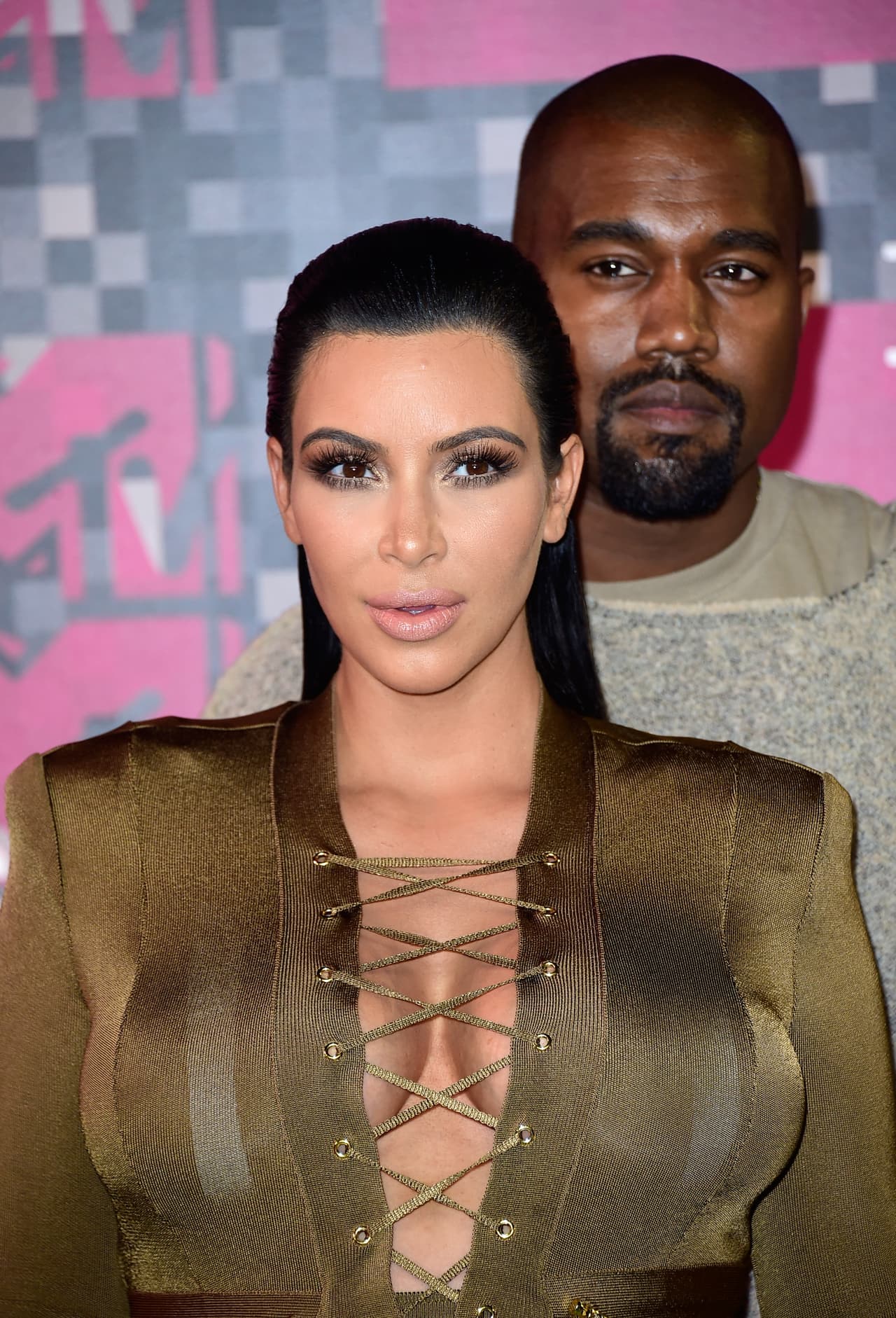 La pareja tuvo cuatro hijos, de quienes Kim solicitó la custodia legal y la separación ha ocurrido de manera amistosa.