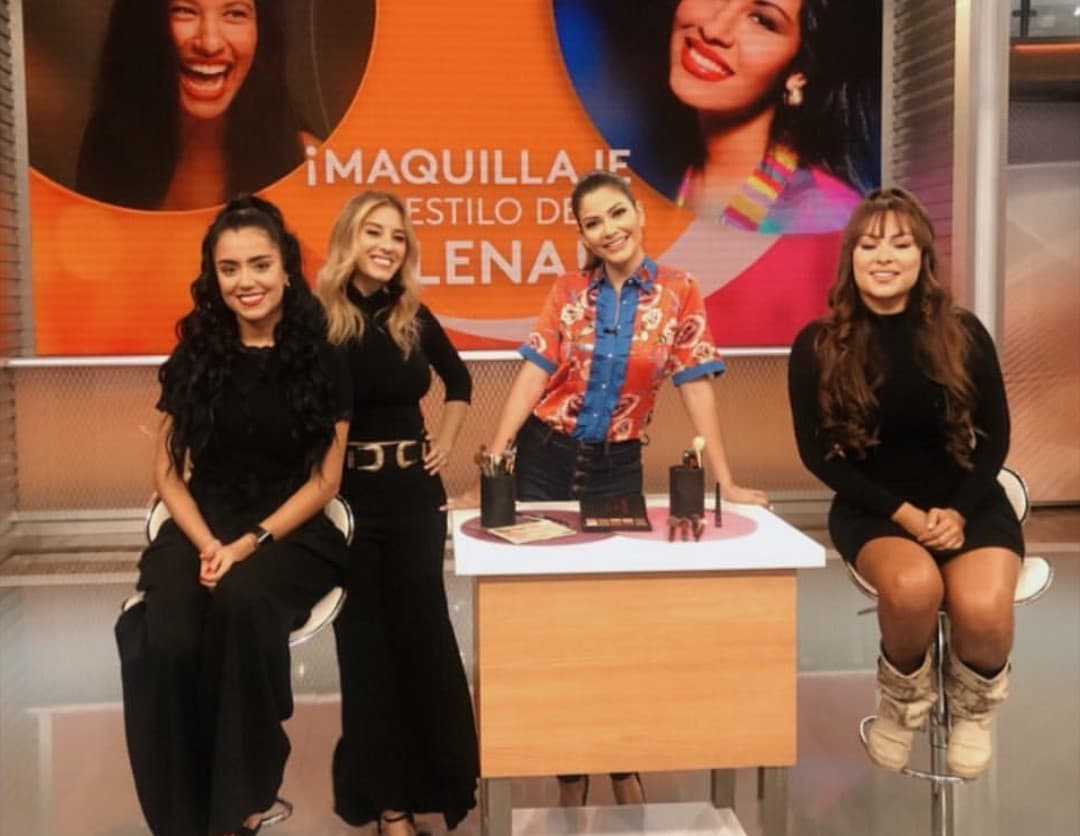 La presentadora posó junto a la profesional de la belleza y sus modelos.
<br>