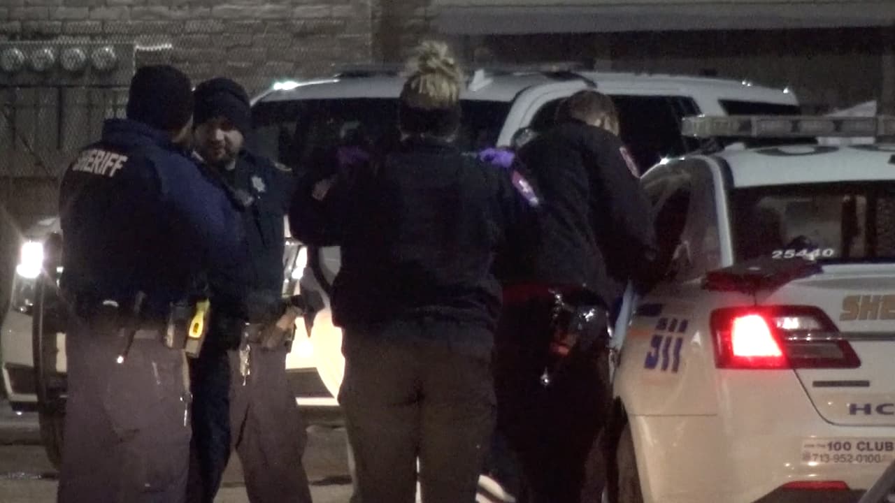 El ataque quedó grabado en las cámaras de vigilancia del establecimiento.