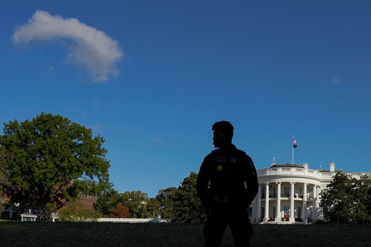 Detienen a un hombre tras estrellar su vehículo contra una puerta del Servicio Secreto en la Casa Blanca