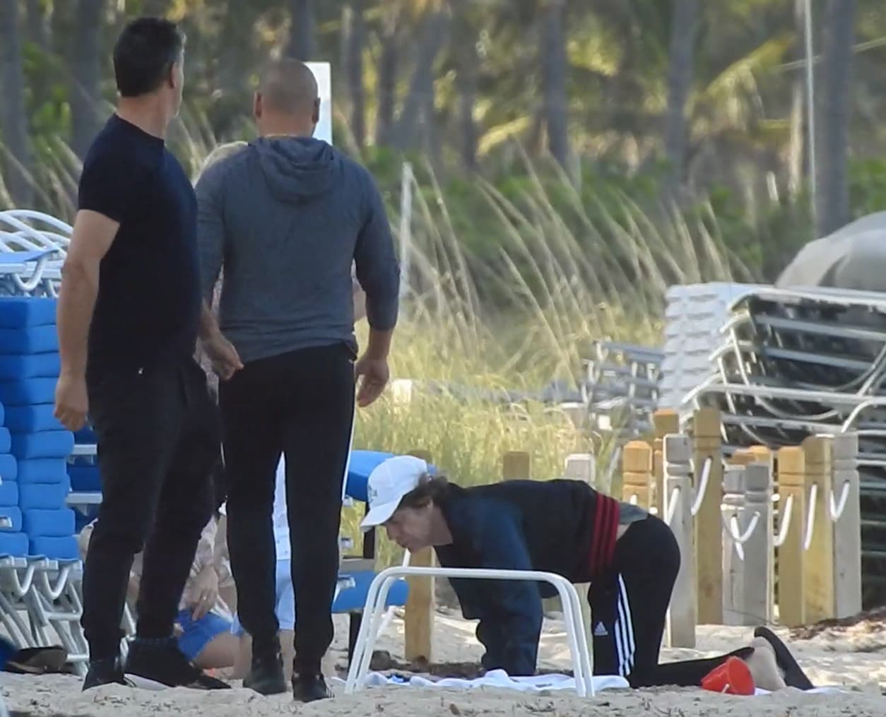 El cantante vestía pantalones deportivos, chamarra negra y una gorra blanca (quizás para protegerse de la luz solar por indicación médica).
