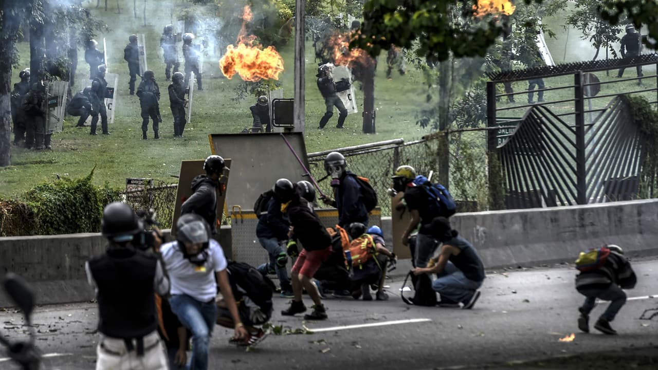 "Vinieron directo a robar y a golpear": policías y militares también reprimen con robos las protestas en Venezuela