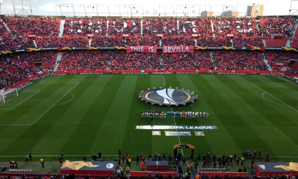 A pesar del horario, los andaluces fueron llegando poco a poco al Ramón Sánchez Pizjuán para vivir esta jornada de la UEFA Europa League en la que el Sevilla busca una buena ventaja ante el Slavia Praga para definir la serie con algo de tranquilidad en República Checa.