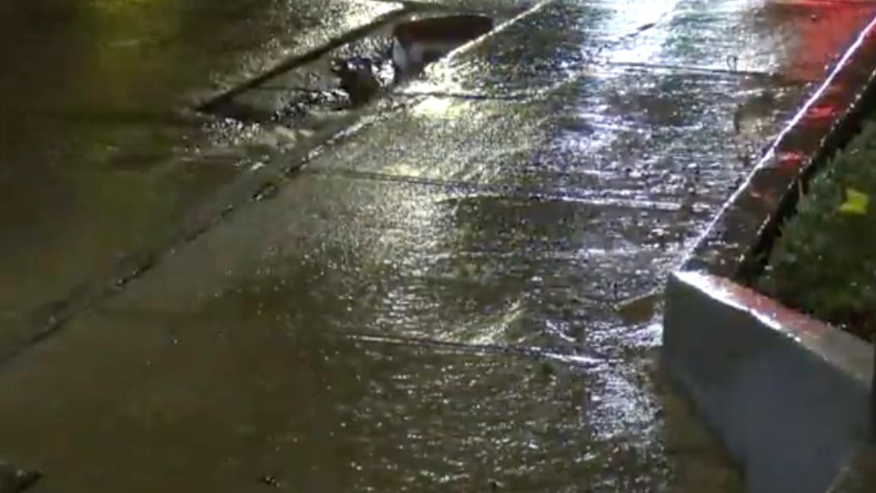 En el cruce de Fountain View y Richmond Avenue se derramó agua de una tubería rota y se congeló el pavimento la madrugada del viernes.