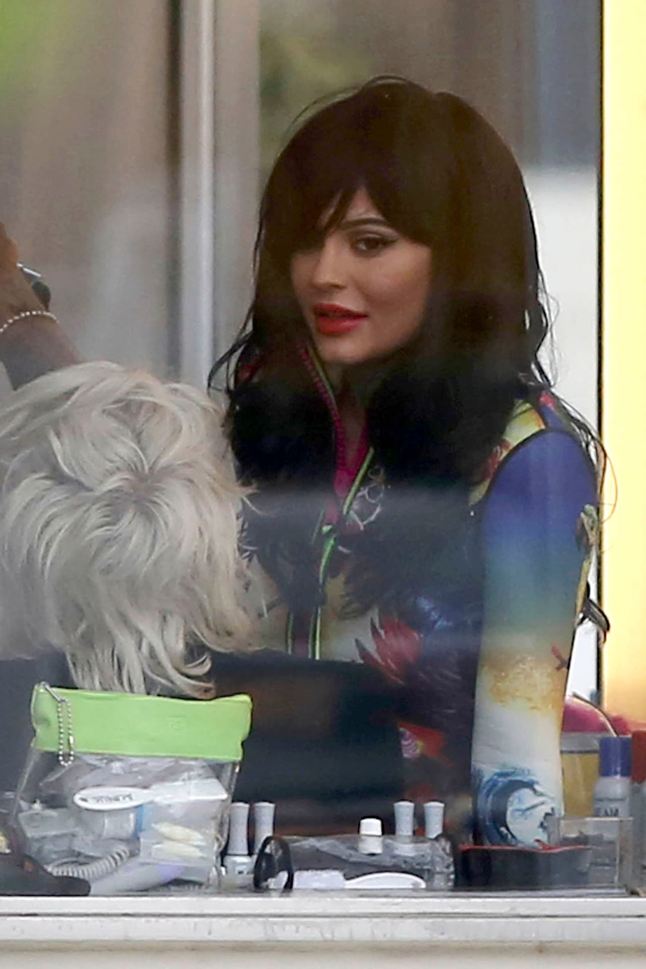 La chica se probó muchas pelucas.