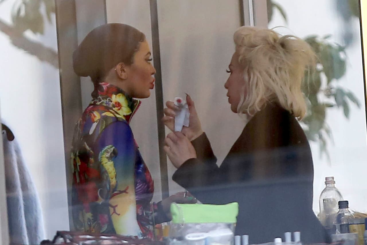 El equipo de maquillaje trabajó mucho en sus labios carnosos.