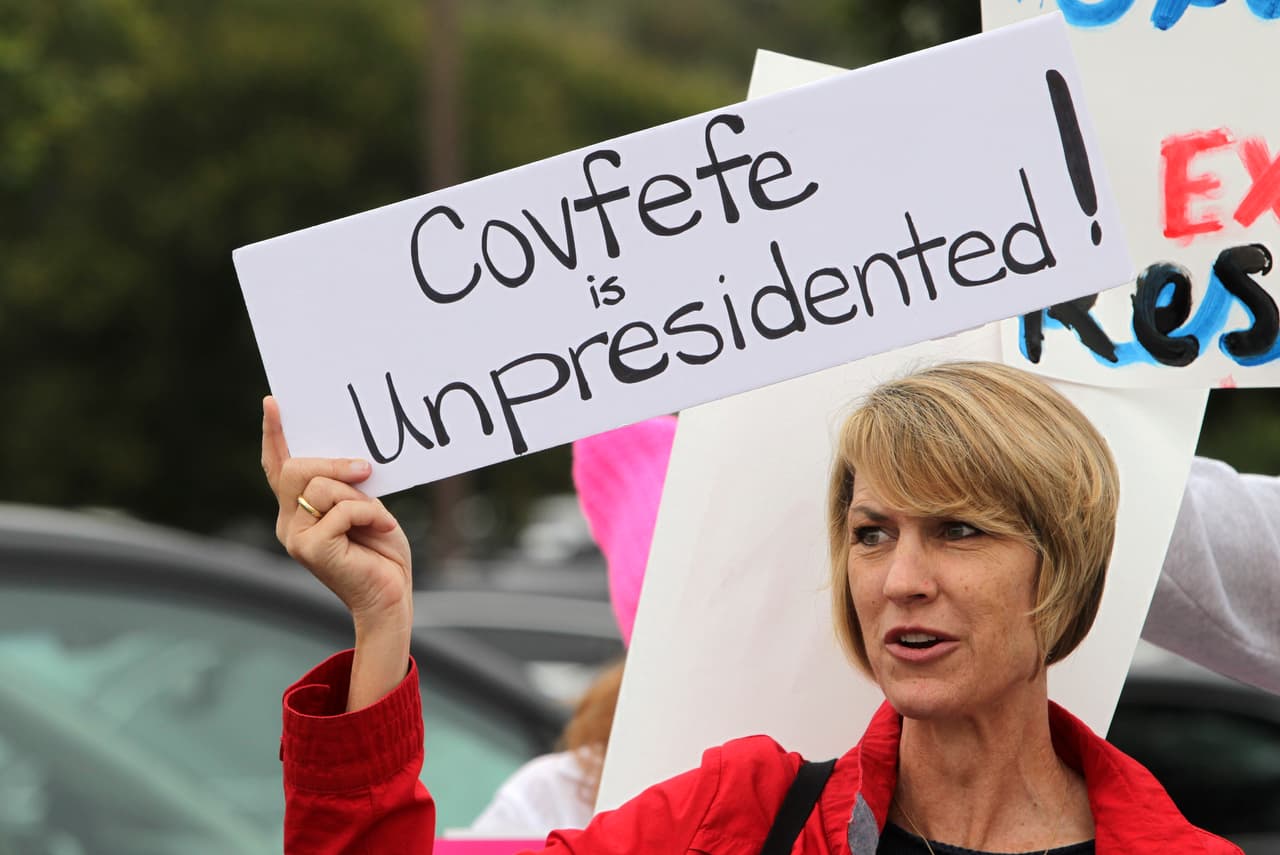Un congresista impulsa la 'Ley Covfefe' y de aprobarse Trump no podría borrar sus mensajes en redes sociales
