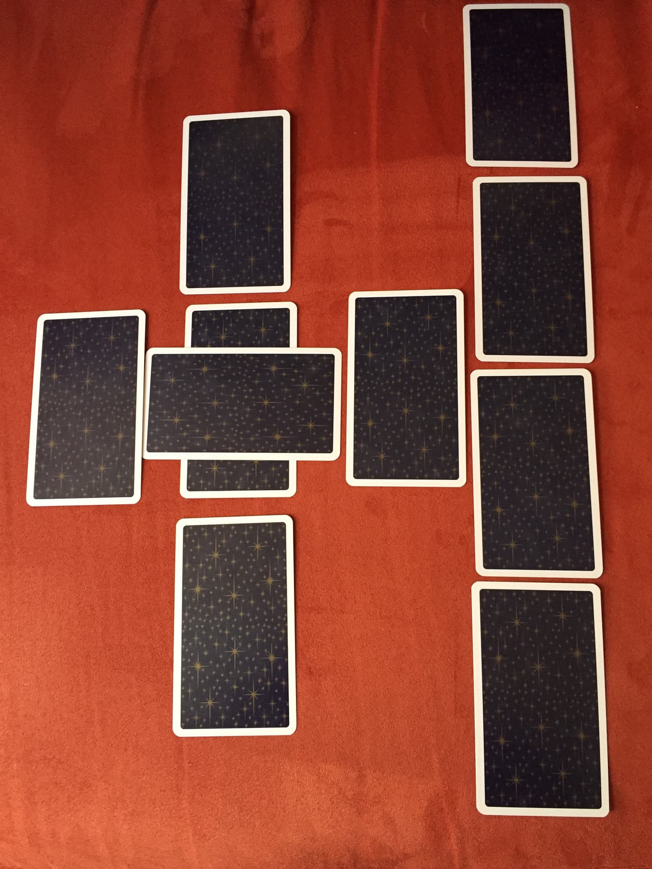 Las primeras dos cartas son las del centro de la 'cruz'. La número uno, la vertical, simboliza la situación actual del consultante, por lo que está pasando en ese momento. Habla de las influencias y fuerzas positivas que acompañan a la persona.