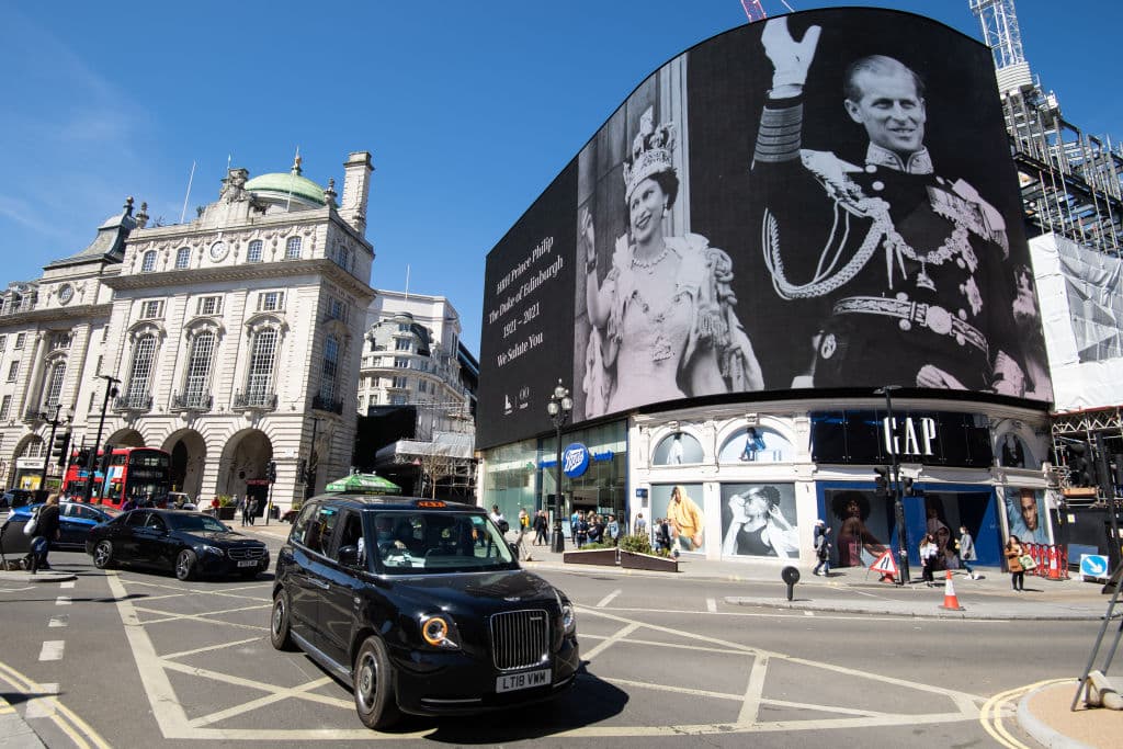 En la famosa esquina de Picadilly Circus, en Londres, la gran pantalla muestra fotos de la vida de Felipe de Edimburgo.