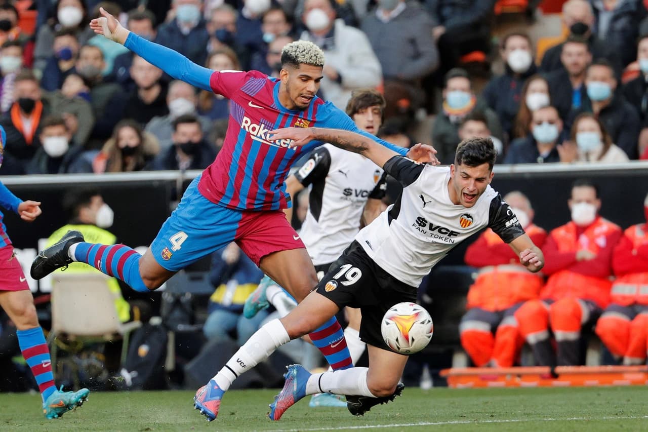Barcelona golea a Valencia 4-1 durante la J25 en La Liga. Pierre Emerick Aubameyang se lució en su primer partido con la escuadra culé y anotó doblete, Frenkie de Jong sumó uno al 32' y Pedri, con golazo, hizo el cuarto gol de la tarde al 63'. Para el contrario descontó Carlos Soler al 52'.