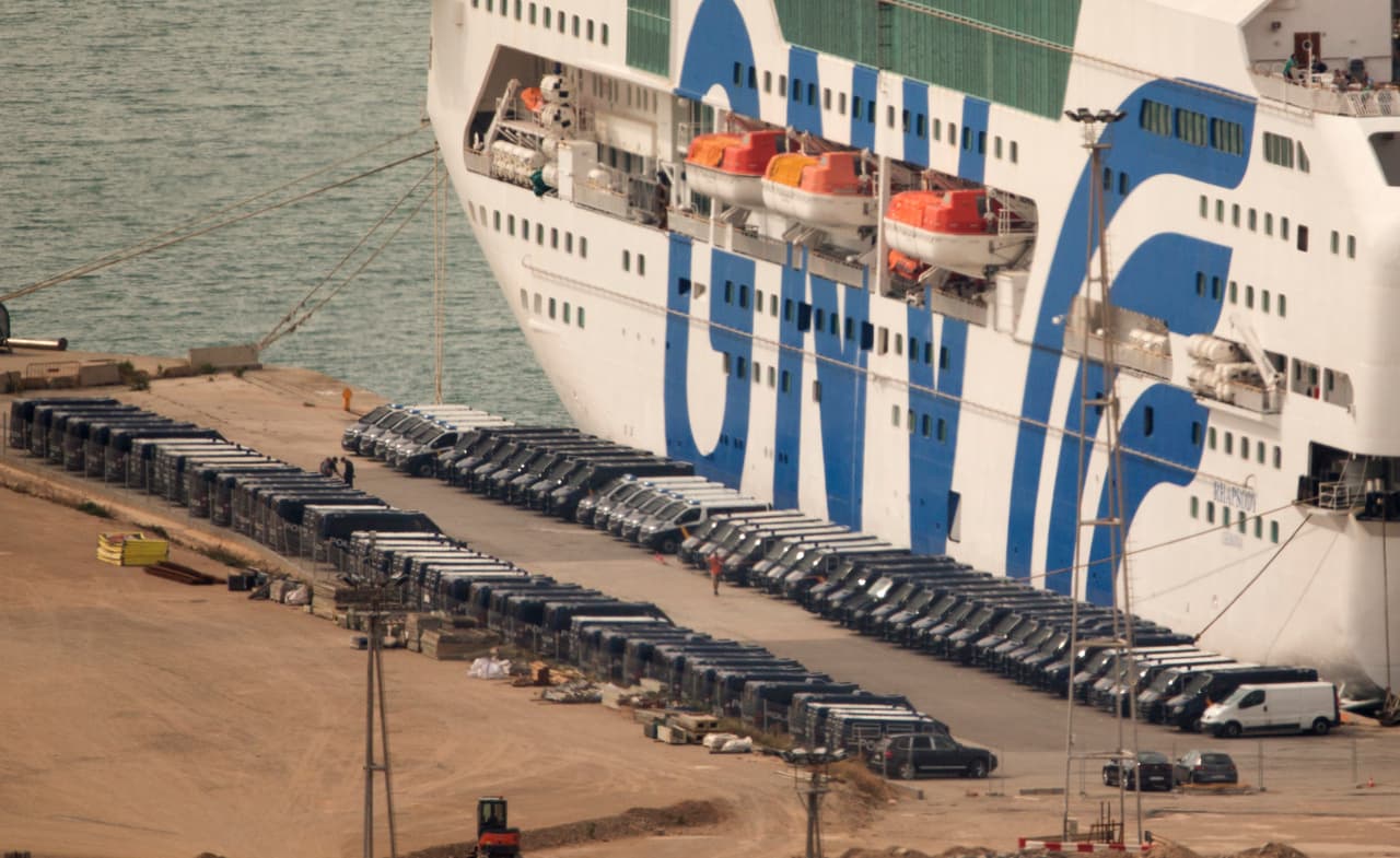 Decenas de vehículos de la Guardia Civil y de la Policía Nacional han sido enviados a Barcelona para impedir la realización de un referéndum que ha sido declarado ilegal.