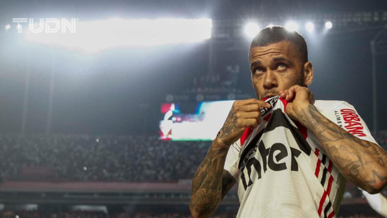 Dani Alves niega llegar a Sao Paulo para retirarse