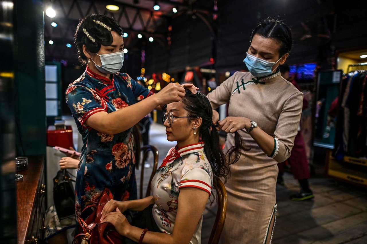 Una mujer recibe un tratamiento de cabello antes de abordar un bote turístico el 27 de septiembre en Wuhan. ‘En septiembre intenté tomar fotografías del mercado donde se detectaron los primeros casos. La policía revisó las fotos que había tomado y me obligaron a borrarlas. Era su condición para dejarme ir”, concluyó Retamal.