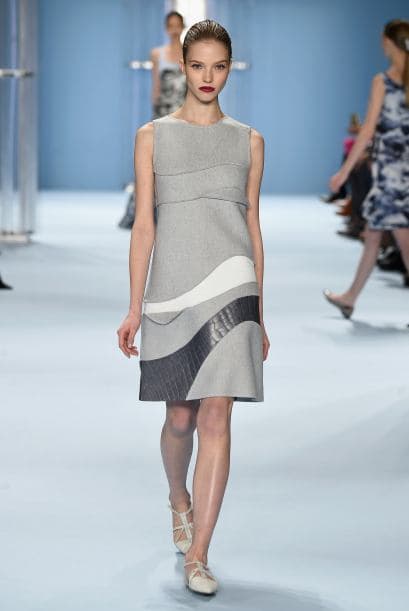 Pensando en algo para usar en el trabajo, este vestido gris con detalles en piel de Carolina Herrera, te harán ver muy sofisticada y a la vez cómoda.