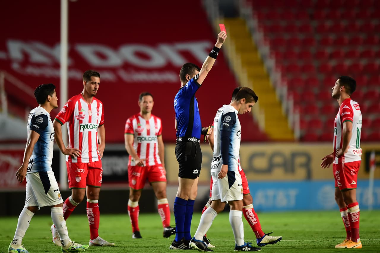Necaxa se quedaba con 10 hombres desde los 40’; Juan Delgado salió tras una dura entrada sobre Calderón.