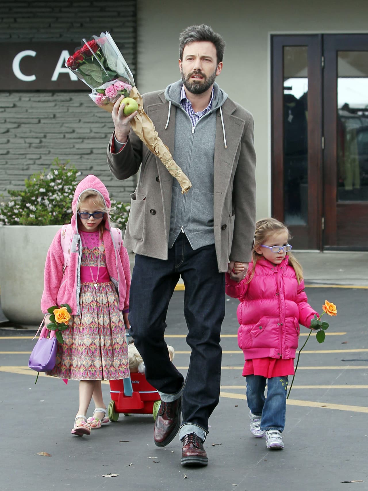 En esta foto de 2013 Violet tenía 8 años y su hermana Seraphina tan solo 4. En ese entonces sus padres aún estaban juntos y llevaban flores a su hogar en California.