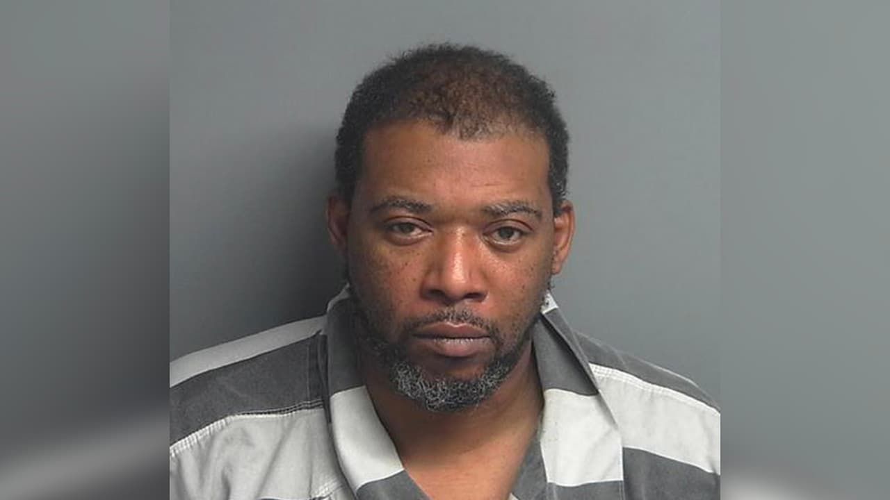 John Cliff Butts, de 41 años, está acusado de lesiones con agravantes y amenaza con un arma.