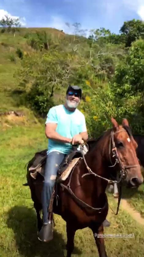"¡Feliz sábado! ¿Cómo va su fin de semana? Yo sigo disfrutando de la vida en un país hermoso y con un ser maravilloso", escribió en otra fotografía.