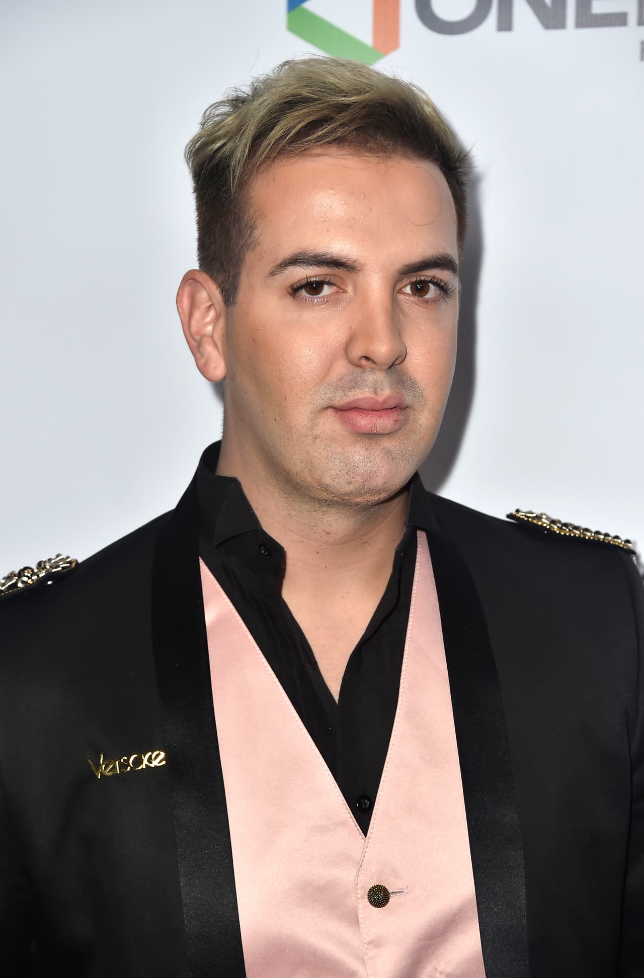 "Lo único que importa es 
<b><a href="https://www.univision.com/radio/raul-brindis/a-sus-mas-de-70-anos-lyn-may-sigue-cautivando-con-su-cuerpo-y-energia-video" target="_blank">lo que sienta Lyn</a></b>. Yo nací en California, en Hollywood, y en Hollywood tú sabes que se dice de todo, yo creo que lo dicen también por la forma de vestir", agregó el músico, cuyo nombre real es Marcos Hernández.