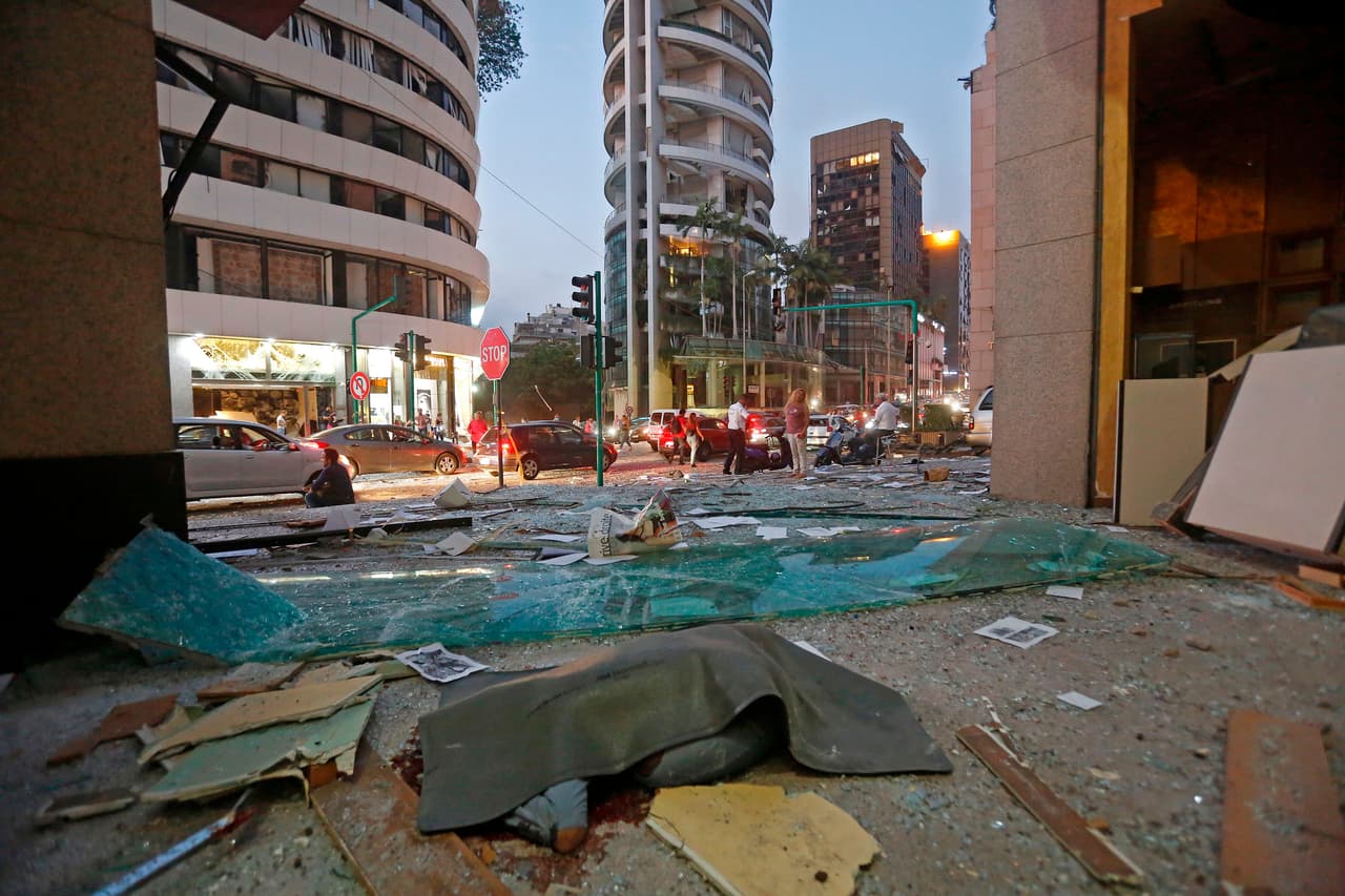 Las calles cubiertas de cristales rotos en Beirut.
<br>