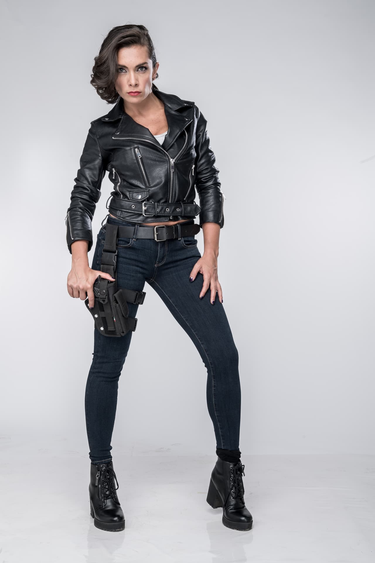 Mónica Ortega (María de la Fuente) también está en la cárcel por haberse convertido en cómplice de los hermanos Lucio. Al final de la primera temporada de la serie la teniente terminó odiando a Yolanda y no sería raro verla tomando venganza.