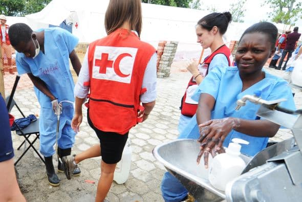 La volatilidad política también afecta la distribución de ayuda, de agua y de materiales de higiene a los 1.3 millones de damnificados del terremoto que aún viven en improvisadas carpas, insistió Bunker.