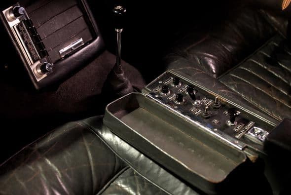 La consola central integra los botones que activan las ametralladoras, aspersores de humo y las cuchillas de los ejes