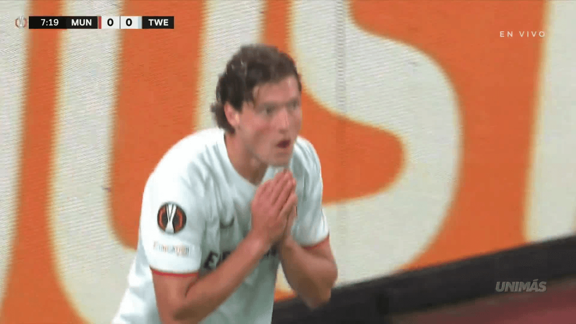 ¡Error del United y Twente casi se adelanta en Old Trafford!