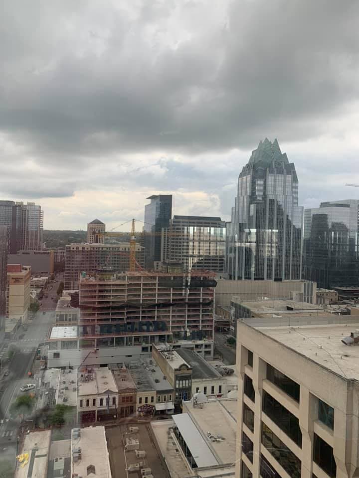 Además, el centro educativo informó que todos los estudiantes deben ser trasladados fuera de las residencias estudiantiles.