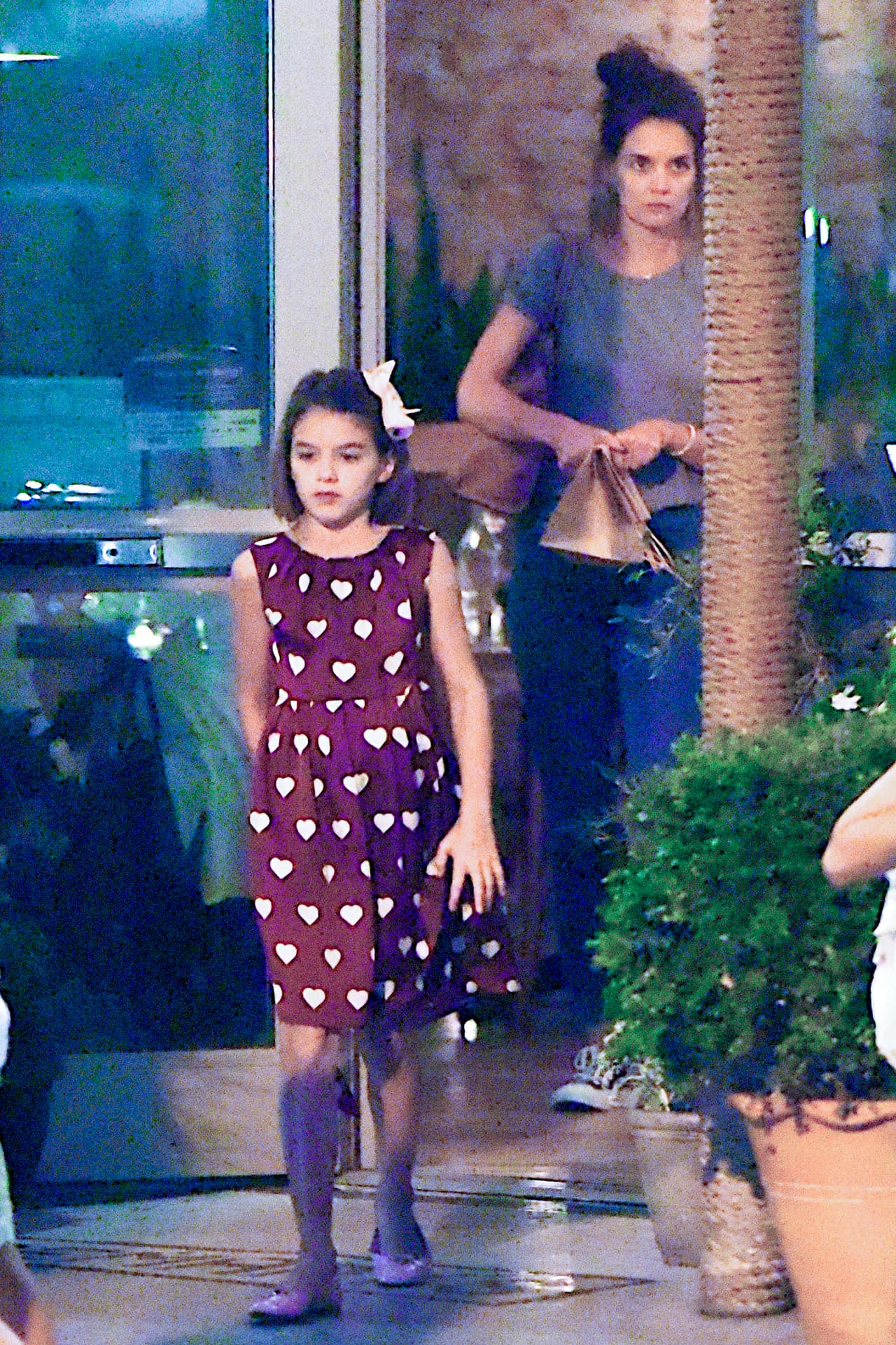 Como parte de su guardaropa, ella también incluye diseños de toda una señorita como este vestido burdeos con estampado de corazones en color blanco, perteneciente a la firma Rachel Riley de origen británico.