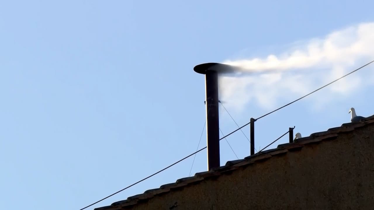 Así fue el momento de la fumata blanca que anuncia la elección del nuevo papa