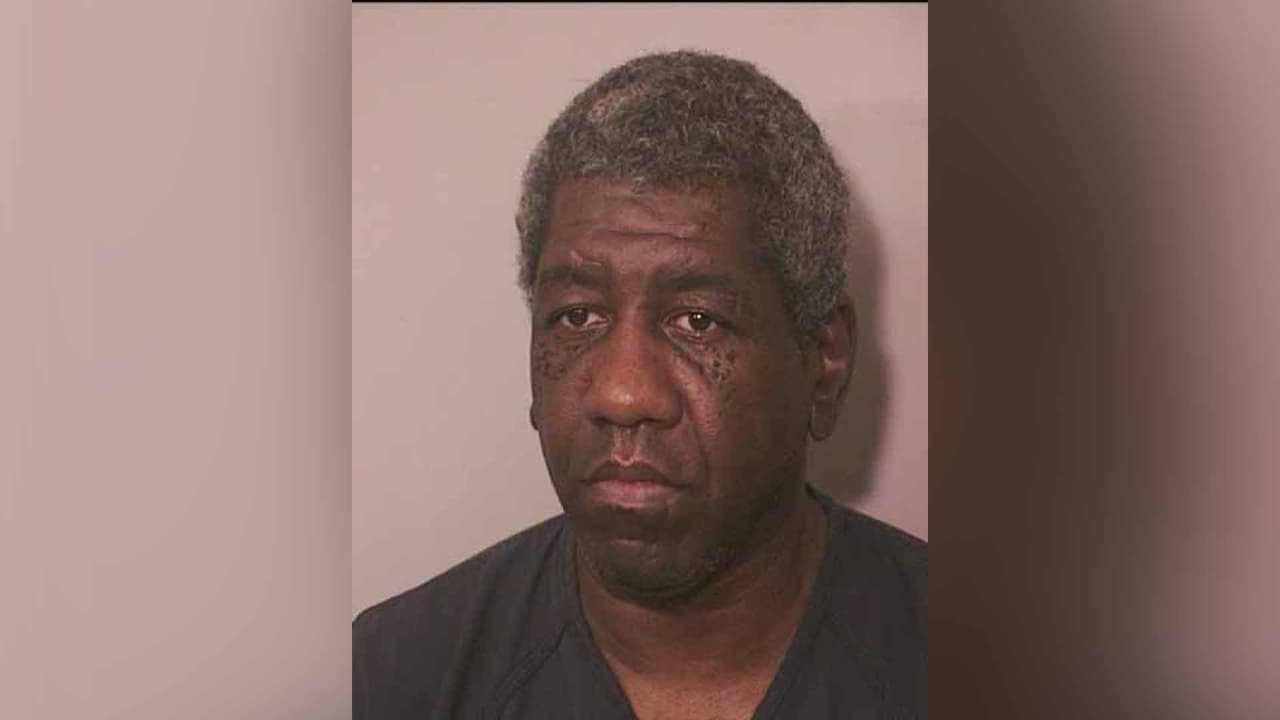 Warren Wayne Robertson, enfrenta cargos por delitos sexuales.