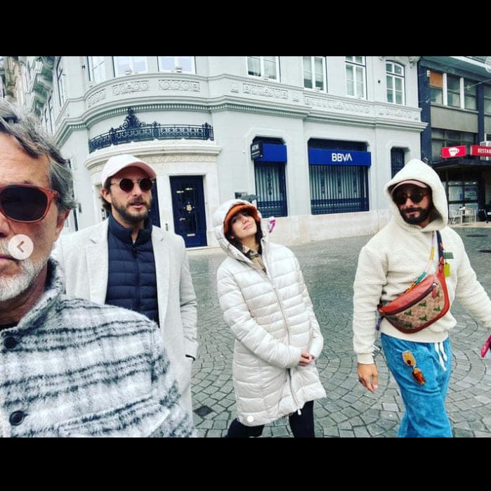 A ellos se les unió 
<b><a href="https://www.univision.com/famosos/ela-velden-se-fue-de-vacaciones-con-emiliano-zurita-y-junto-a-su-suegro-fotos" target="_blank">Ela Velden, la actual novia de Emiliano Zurita. </a></b>
<br>