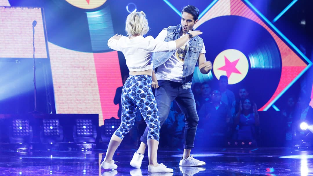 El actor y cantante realizó un número de boogie, con una escenografía ambientada en los años 50.