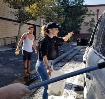 Rosie Rivera, emocionada, saludaba a los vecinos, agradeciéndoles su presencia y con cubeta en mano se puso a lavar autos y vaya que resultó muy buena para esa labor.