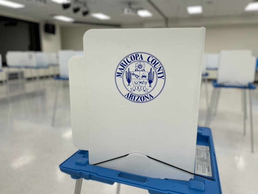 Condado de Maricopa informa que está resolviendo problemas de tabulación registrados en centros de votación