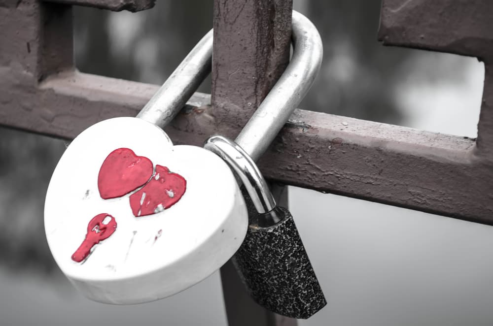 Es un sencillo ritual con ingredientes muy básicos con el que le haremos la petición de amor al Universo, para que nos endulce la vida y seamos felices con esa personita que tanto nos encanta.