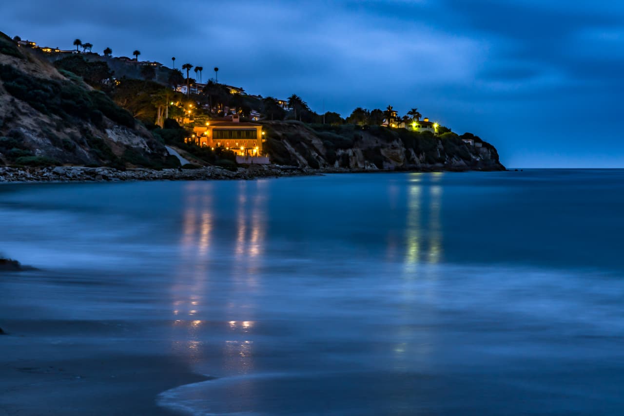 <b>California: Palos Verdes Estates. Población: 13,582. Ingreso promedio de un hogar: $200,766. </b>En la costa del Pacífico, a menos de 30 millas de Los Ángeles, Palos Verdes Estates es una de las zonas más lujosas y seguras de California, su índice de delitos violentos es de 22 incidentes por cada 100,000 personas, lo que implica que es una pequeña fracción de la tasa nacional, que se sitúa en 383 por cada 100,000 habitantes.
<br>