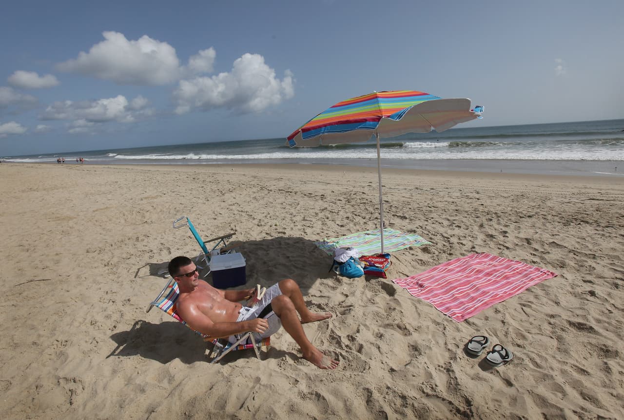 <b>DISFRUTEN DE LA PLAYA</b>. La costa de Carolina del Norte comprende 300 millas de playas de islas barrera, cada una con un ambiente único y variedad de cosas para hacer. Y las pintorescas ciudades costeras y un sinfín de actividades garantizan que siempre haya algo nuevo que explorar, sobre todo cuando se trata de homenajear a papá.