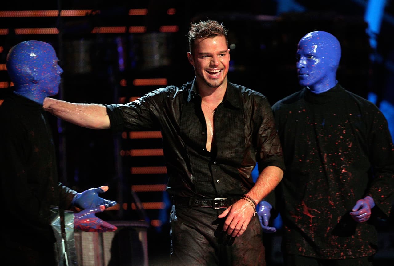 En el 2007 fue la agrupación Blue Man Group la que puso a bailar a todos en el Mandalay Bay Events Center, de Las Vegas, Nevada. Los hombres de color azul se presentaron junto al boricua Ricky Martin en la apertura del evento. En el 2012 repitieron la dosis, pero ahora con el brasileño Michel Teló.